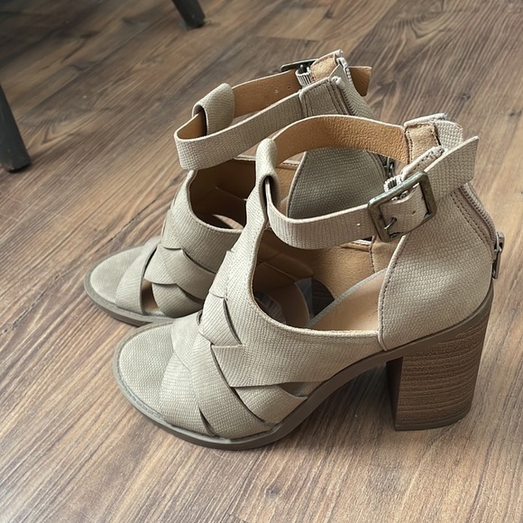 Tan Summer Heels - Picture 3 of 4